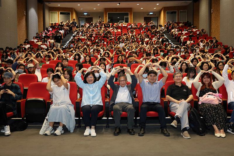 亞大副校長蔡秀芬(前排左3)、中原大學量子資訊中心主任張慶瑞(前排左4)等,與參與演講的亞大師生合影。