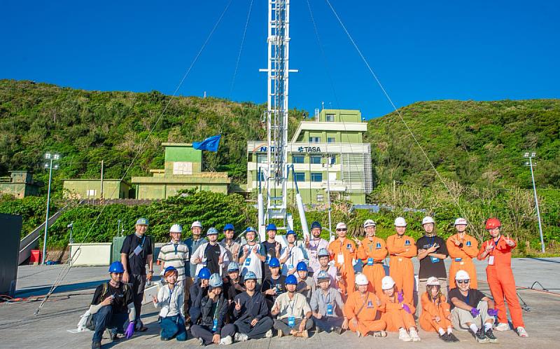 The cross-laboratory team from the Department of Mechanical Engineering at NYCU poses in front of the “Asfaloth-2025” scientific sounding rocket before launch at the Xuhai Rocket Range in Pingtung. (Photo credit: TASA)