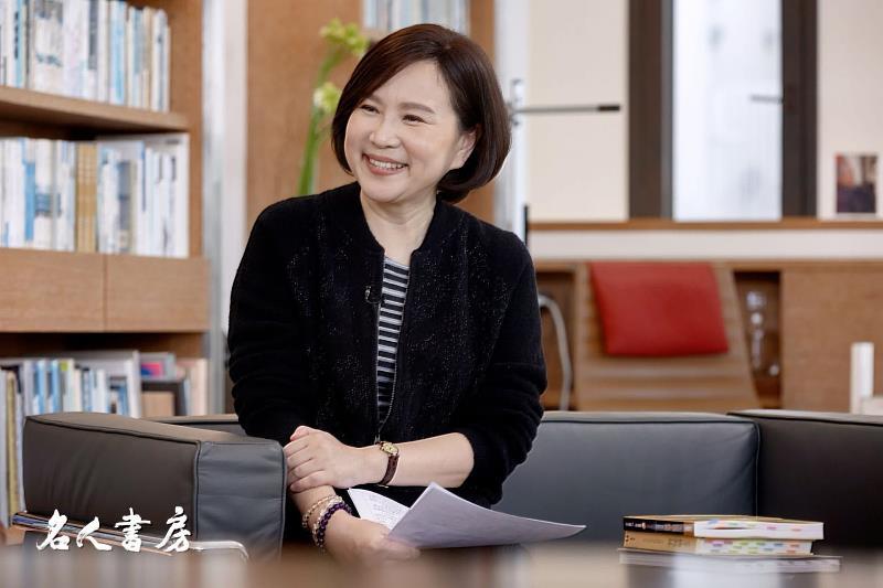 新聞學系詹慶齡教授以知性溫度與深度訪談的主持風格，在《名人書房》中展現人文關懷與專業風範，最終榮獲「生活風格節目主持人獎」，實至名歸。