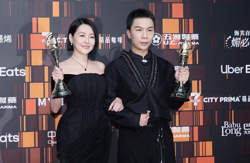 國劇系校友柳柏丞（派翠克）以《小姐不熙娣》與知名主持人小S獲頒「綜藝節目主持人獎」。
