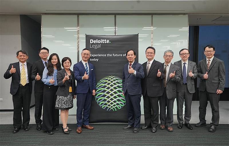 (左起)台燿科技股份有限公司處長黃怡仁、正新橡膠工業股份有限公司課長林家源、財團法人資訊工業策進會副所長鄒宗萱、德勤商務法律事務所資深副總經理鄭淑芬、德勤商務法律事務所法律科技創新負責人蔡志宏合夥律師、金融監督管理委員會證券期貨局局長張振山、經濟部智慧財產局局長廖承威、聯華電子股份有限公司資深處長施學浩、聯發科技股份有限公司法務長宿文堂、中鼎工程品質管理部經理洪志武