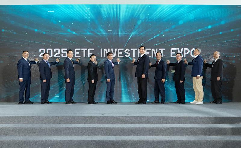 ▲ 臺灣週 2025ETF投資博覧會啓動儀式(由左至右:證券商業同業公會簡宏明秘書長、臺灣集中保管結算所林丙輝董事長、證券櫃檯買賣中心簡立忠董事長、臺灣證券交易所林修銘董事長、金管會彭金隆主委、高雄市政府羅達生副市長、證期局張振山局長、臺灣期貨交易所吳自心董事長、投信投顧公會尤昭文理事長、期貨商業同業公會吳桂茂秘書長)