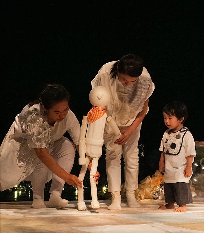 両両製造聚團《我們需要一朵花》演出照片（墨爾本藝穗節提供）