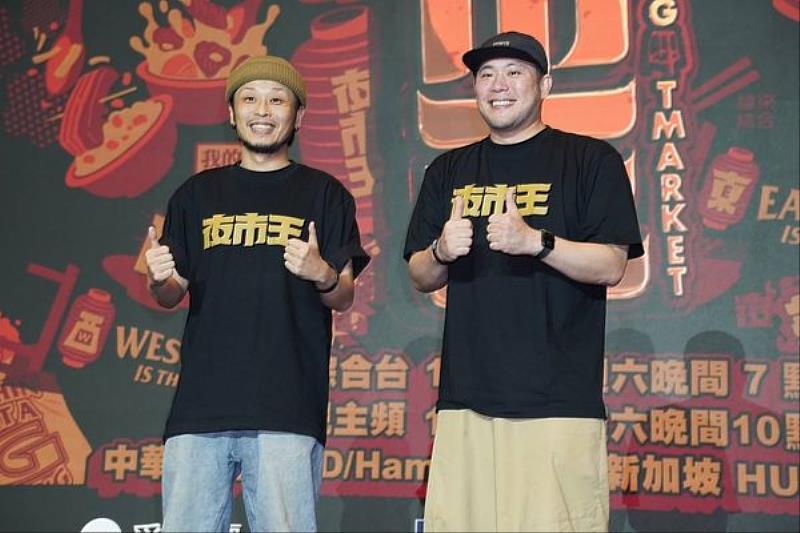 大眾傳播學系校友李伯恩(右)以《夜市王》榮獲「節目創新獎」肯定。