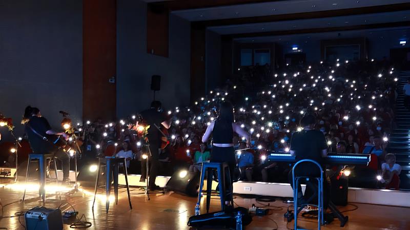 在演出〈老〉一曲時,台下星光點點照亮會場。