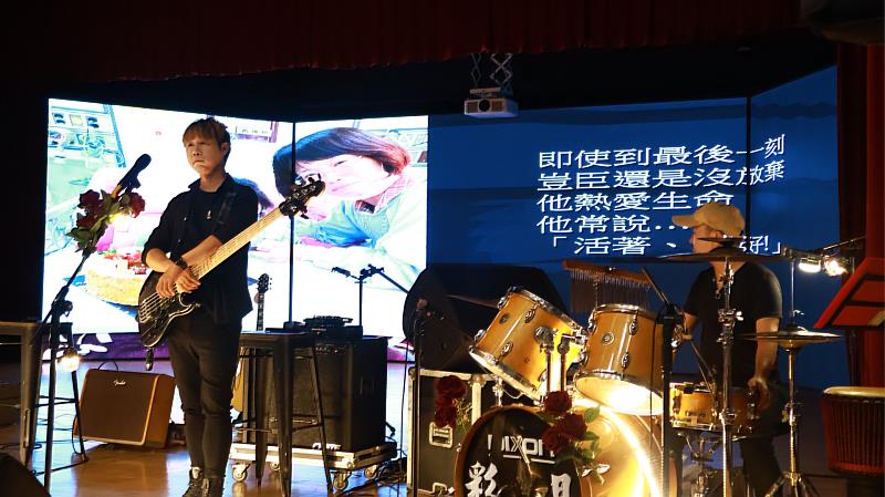 玫瑰墓樂團在演出過程中,同步放映生命故事畫面,將醫療現場的故事化為感人音符。