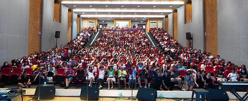 《玫瑰墓-有生命的搖滾音樂會》亞大師生參與踴躍,玫瑰墓樂團成員與現場師生合影。