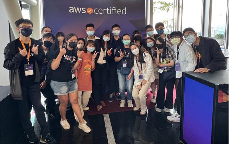 逢甲雲創學院培訓選手在吳如娟老師(中)指導下，屢次拿下國內外雲端運算獎項。