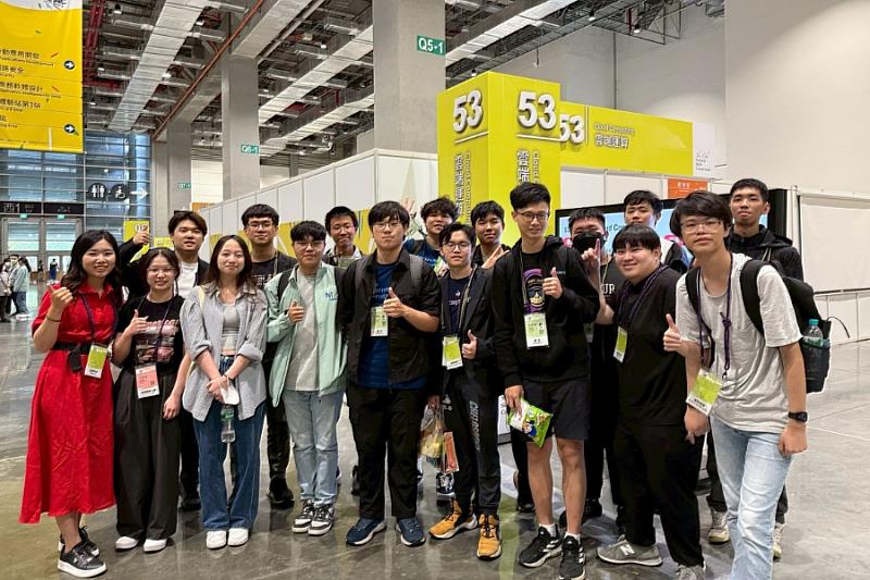 第55屆全國技能競賽「雲端運算」職類中，逢甲大學資訊工程學系學生林宸毅(前排右5)、校友郭彥廷(後排左2)在，分別榮獲一階段第1名與第3名佳績。