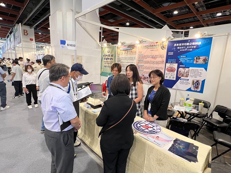 師生團隊向評審說明作品設計理念