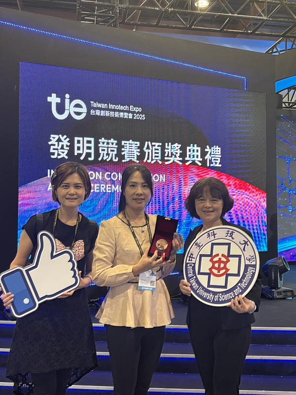 中臺科大黃微惠老師(右)與學生郭姿廷、蔡盈玫獲獎合影