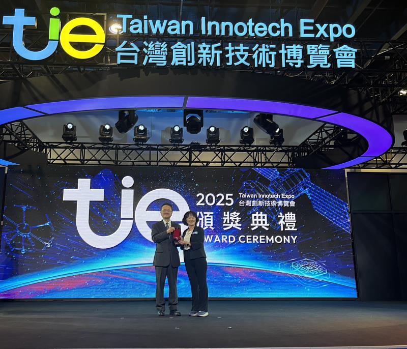 中臺科大護理系黃微惠老師代表團隊領取銅牌獎