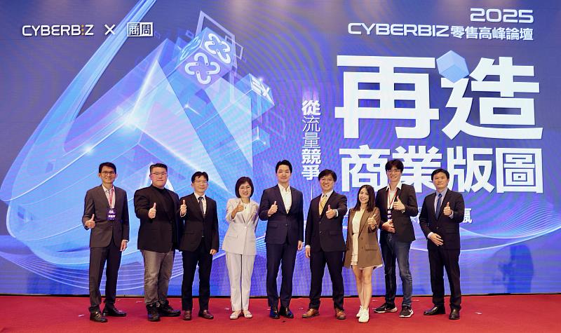 一、遠傳資訊長胡德民(左二)、資訊暨數位轉型科技群副總經理蔡宏昌(右一)出席「2025零售高峰論壇」，圖中為台北市長蔣萬安。