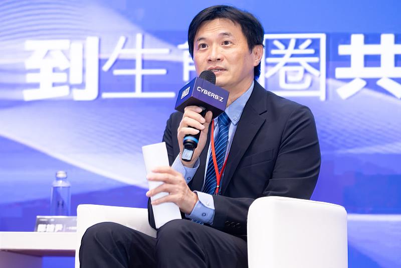 四、遠傳資訊暨數位轉型科技群副總經理蔡宏昌分享，遠傳打造「心生活APP」一站式生活平台，用戶數已突破700萬，並持續結合AI擴大數位生態圈。