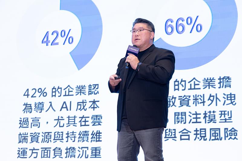 二、遠傳資訊長胡德民分享遠傳以「數據中台、Customer 360、遠傳智靈、隱碼通」四大戰略科技，協助自身及零售業者提升服務體驗。