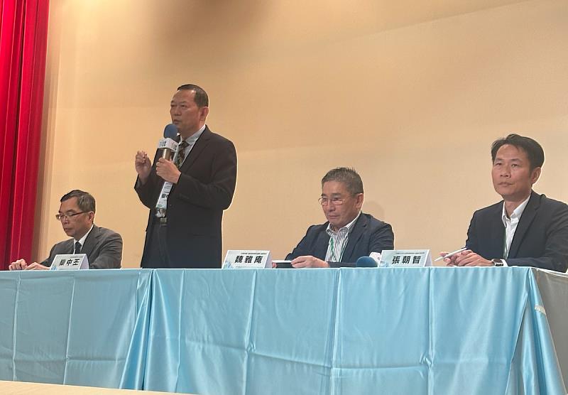 內政部建築研究所主任秘書欒中丕(左二)致詞時特別強調建築能效的重要性。