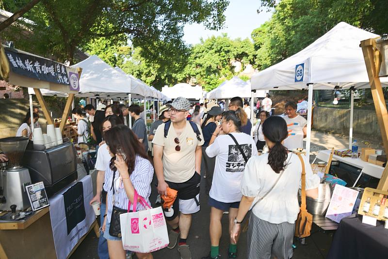 今年鶯歌產地開放日策畫10/10-10/12三日限定的陶藝市集，辦在鶯歌國小古窯旁，集結 15 家在地工藝夥伴、8 家友好產地美食、4 間在地小學，以及 2 處日本產地品牌，恰逢天氣晴朗，人潮眾多。