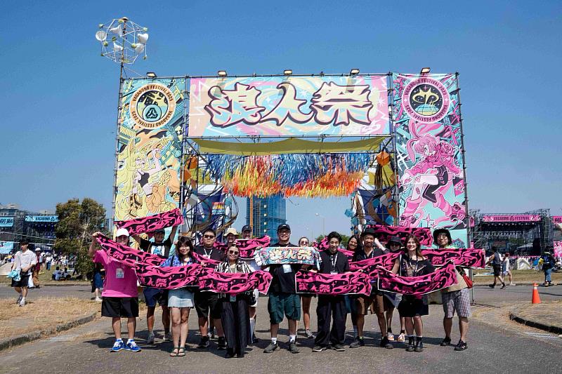 浪人祭主辦人蕭達謙與 15 位海外專業人士合影。