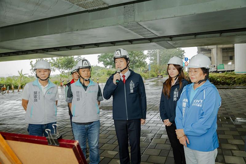 代理市長邱臣遠前往視察頭前溪左岸堤頂步道（舊社段）改善工程。