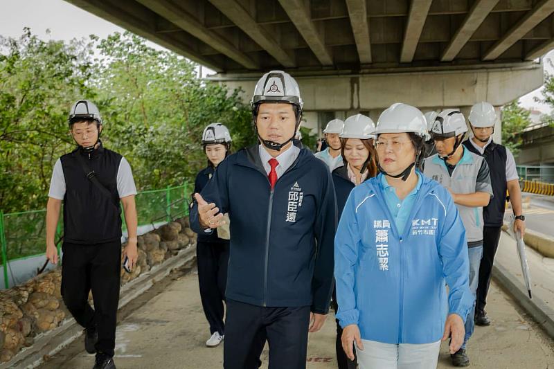 代理市長邱臣遠前往視察頭前溪左岸堤頂步道（舊社段）改善工程。