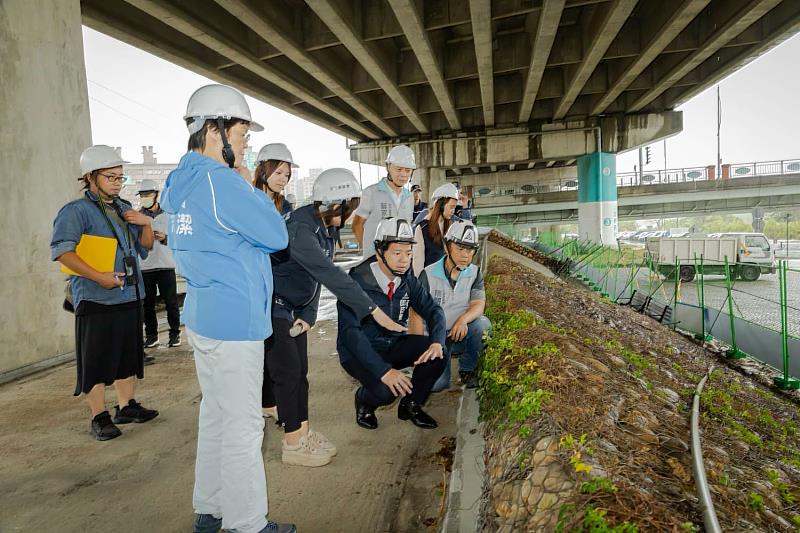 代理市長邱臣遠前往視察頭前溪左岸堤頂步道（舊社段）改善工程。