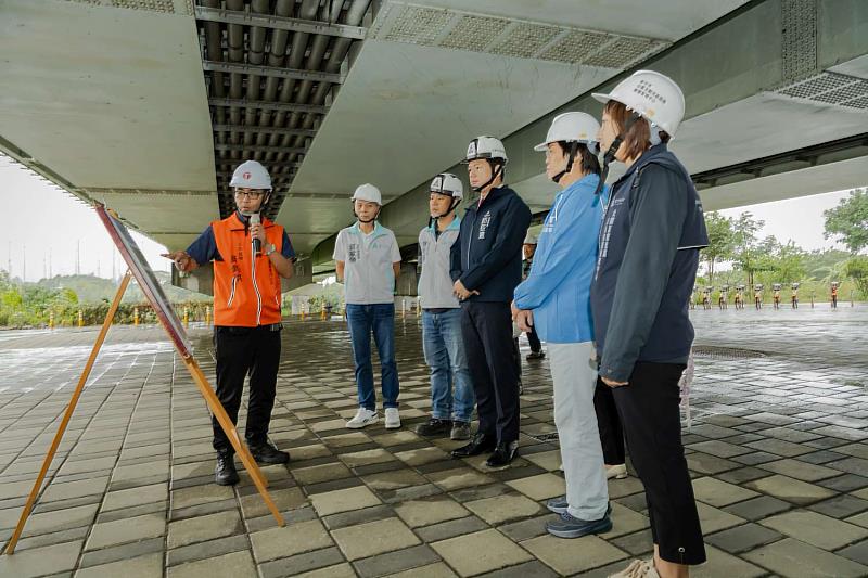 代理市長邱臣遠前往視察頭前溪左岸堤頂步道（舊社段）改善工程。