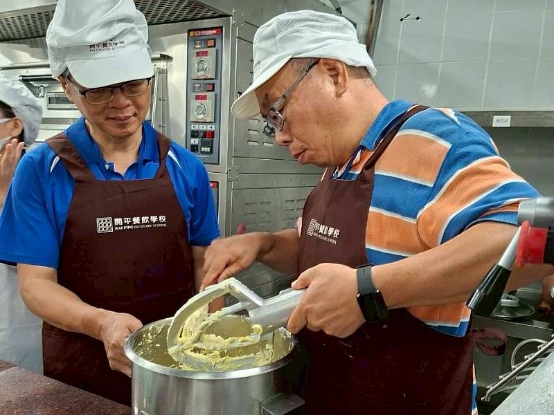 開平餐飲樂齡課程男性學員達半數,展現性別平權與多元參與的亮眼成果。開平餐飲學校/提供