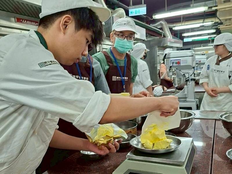 開平餐飲學校「開啟樂齡料理不平凡」課程融入代間教育理念，由進修推廣部學生全程陪伴長者學習，以青銀共學模式開啟跨世代交流。開平餐飲學校/提供