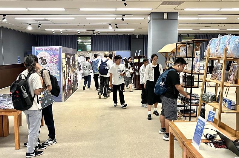 暨大動漫季熱鬧舉行,開展即湧入不少師生進場參觀。