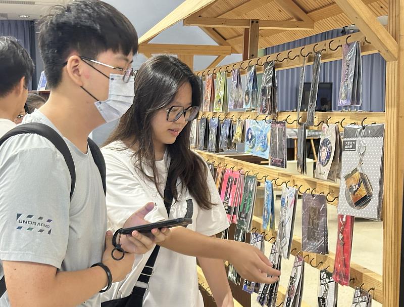 暨大經濟系三年級的蔡同學(左)與劉同學(右)皆開心地說,學校辦動漫展真的很吸引目光,開展就迫不及待地入場看看。