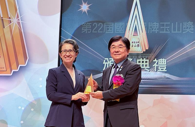 即將邁向成立20周年重要里程碑的富士達保經，獲頒國家品牌玉山獎「傑出企業獎」與「傑出企業領導人獎」雙殊榮。圖為副總統蕭美琴頒發獎牌予富士達保經董事長廖學茂