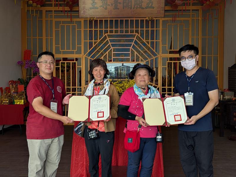 圖3:雲科大頒贈感謝狀予豐田社區發展協會曾鳳珠總幹事與羅碧珍女士