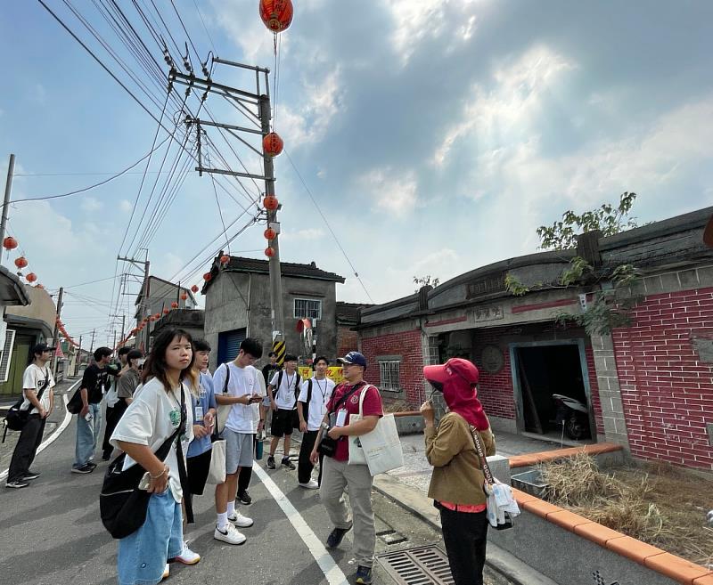 圖2:豐田社區發展協會志工羅碧珍女士走讀該庄的歷史軌跡
