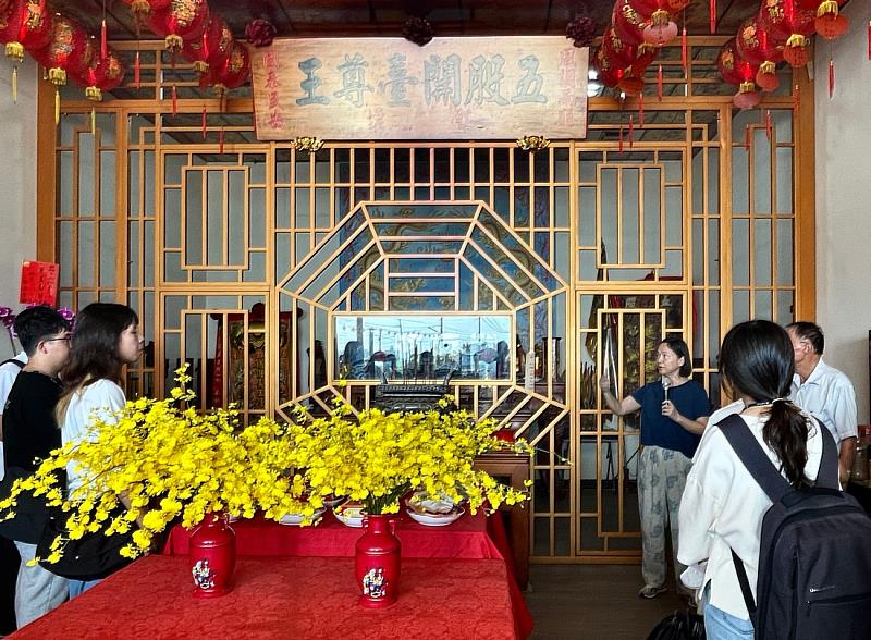 圖4:曾美玲總幹事與沈英正村長講解雲林縣定民俗—五股開臺尊王過爐與紅壇