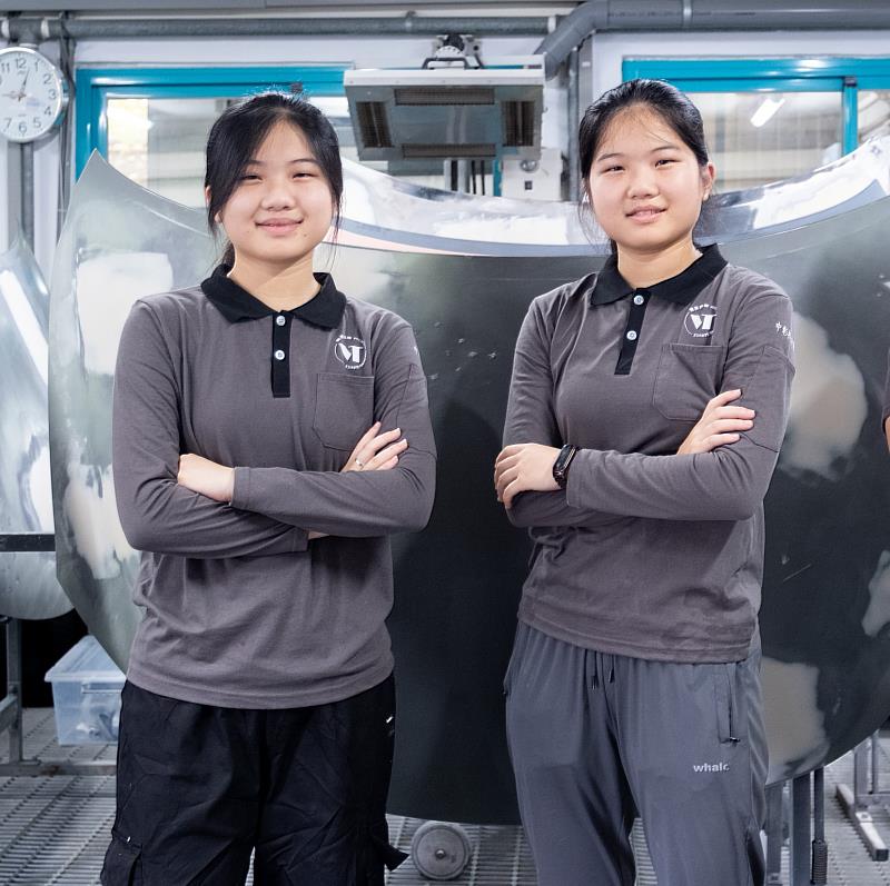 .中彰投分署培訓選手余佩蓁(左)及余佩芸(右)姐妹成功獲得汽車噴漆職類正取與備取國手