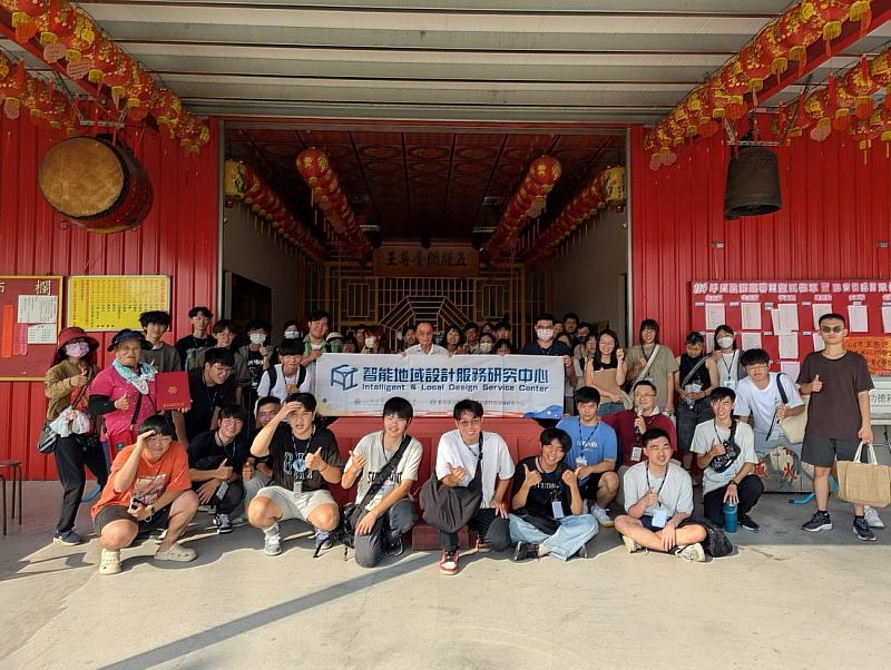 圖5:雲科大師生與地方夥伴於五股開臺尊王紅壇合影