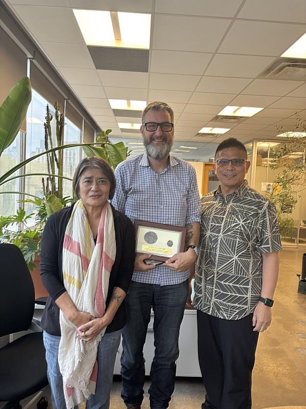 多倫多大學國際夥伴關係負責主管Alex Mihailidis 教授(中)與兩位臺灣教授合影。