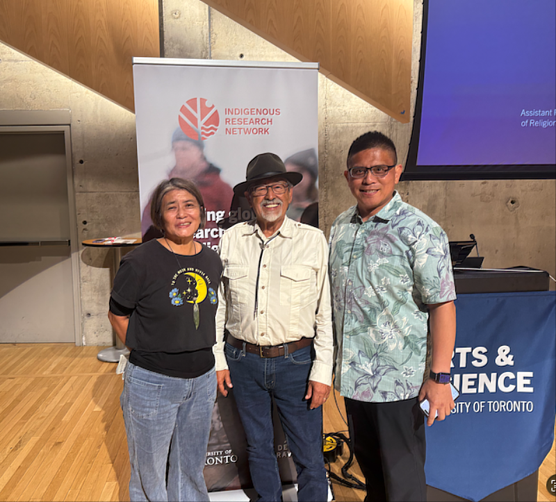 加拿大第一民族語言專員 Ronald E. Ignace(中)與兩位臺灣教授合影。