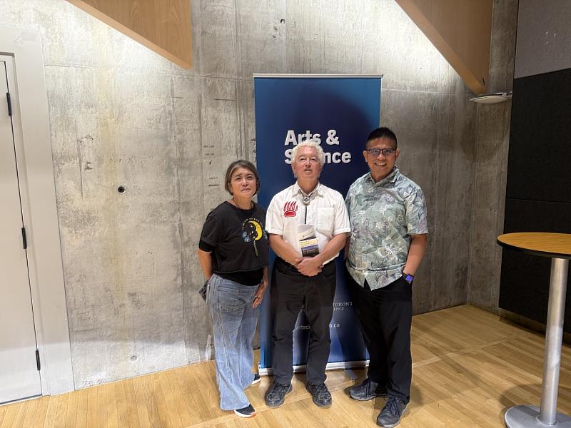 加拿大第一民族語言倡議者Karihwakeron Tim Thompson(中)與兩位臺灣教授合影。