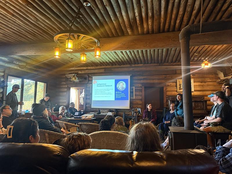 以「土地為學習基礎的學習營隊」中介紹原住民族研究網絡,兩位臺灣學者亦以創始參與者的角色進行臺灣原民研究的分享。