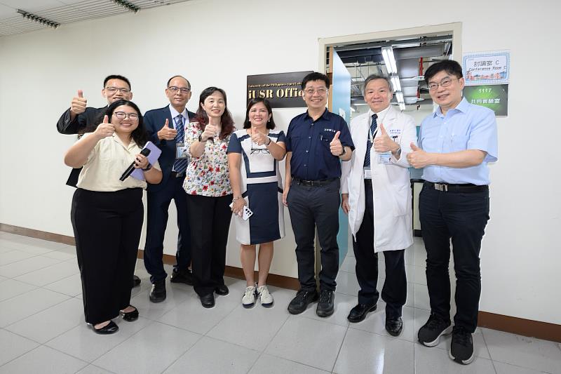 高雄醫學大學與菲律賓大學攜手成立的「VINTA聯合辦公室」(右起高醫大生命科學院許智能院長、高醫大附設中和紀念醫院戴嘉言副院長、賴本源文教基金會賴昭賢理事長、菲律賓大學空中大學分校(UPOU)Joane V. Serrano 校長、高醫大周汎澔副校長、黃友利副校長)