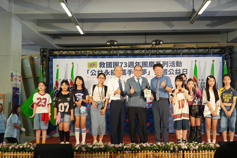 莊隆昌副總會長致贈柑園國小朋友紀念品