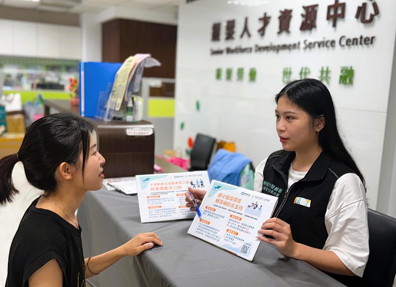 北分署銀髮人才資源中心人員向企業說明「五五就業促進獎勵」最新資訊