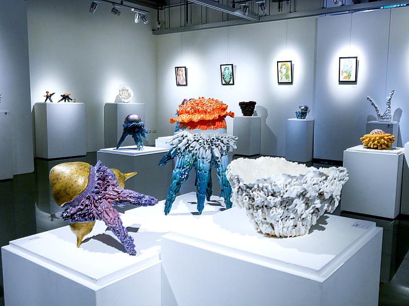 在展場中，陶藝作品與彩繪畫作彼此呼應，構築出一個充滿生命力的「幻花」世界。色彩在空間中流動，彷彿連空氣都被染上創作的氣息，邀請觀眾走進曾祥軒的想像之境。