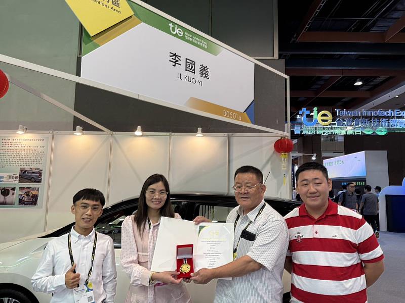 圖五 工業工程與管理系系李國義老師(右一)的「遠端車廂之遙控快速降溫控制裝置」 獲銀牌獎