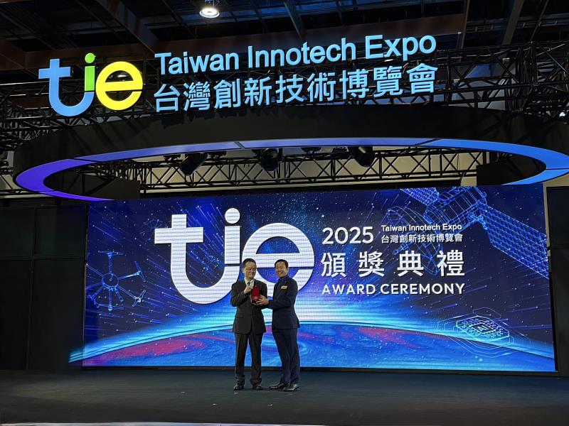 圖二 勤益電子工程系施金波老師的 「指尖訓練裝置及訓練方法」,榮獲銀牌上台領獎