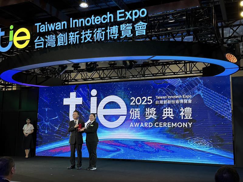 圖一 勤益陳紹賢老師研發的 「進給平台精度感測系統」勇奪冠軍,林妤珊同學代表上台領獎