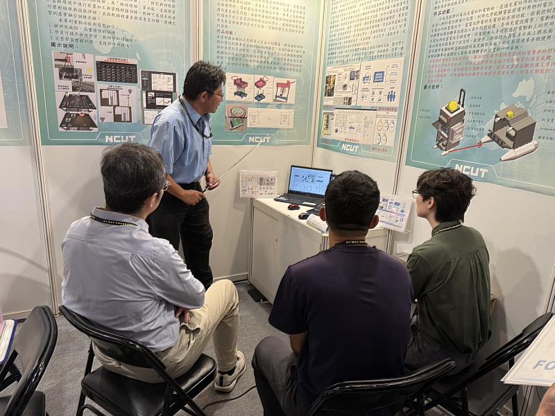 圖三 勤益工業工程與管理系何境峰老師的「製造工廠AI輔助即時擬真實境服務系統方法及其應用」展覽會場
