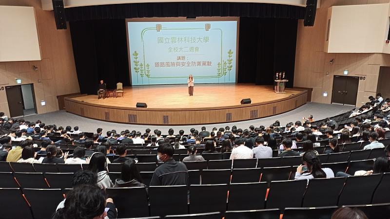 學務長林蘭東介紹道路危險與安全講座