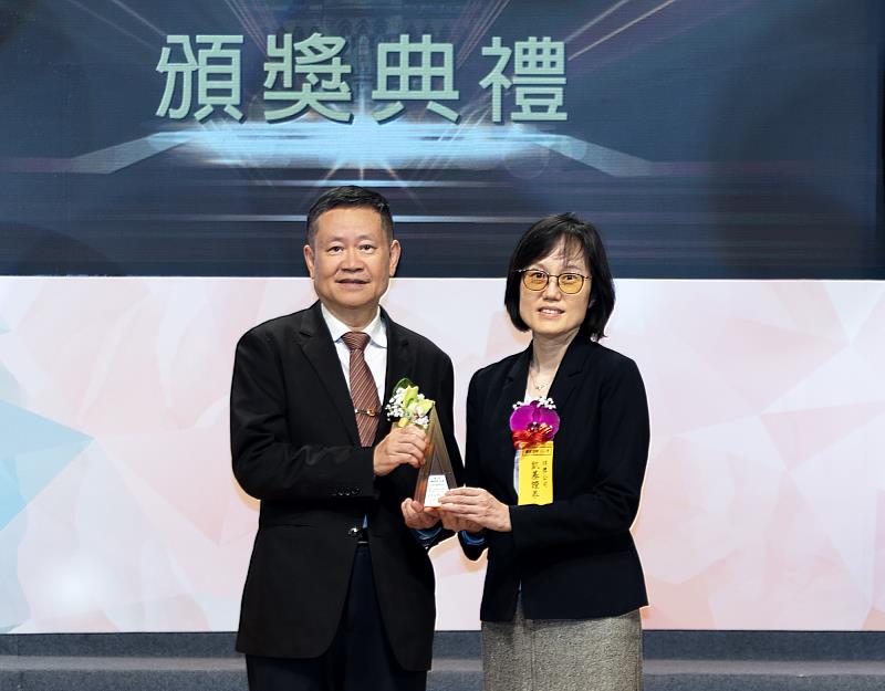 凱基證券榮獲「國家品牌玉山獎」最佳產品獎，由考試院副院長許舒翔頒獎，大經紀營運管理處主管劉靜梅代表領獎。